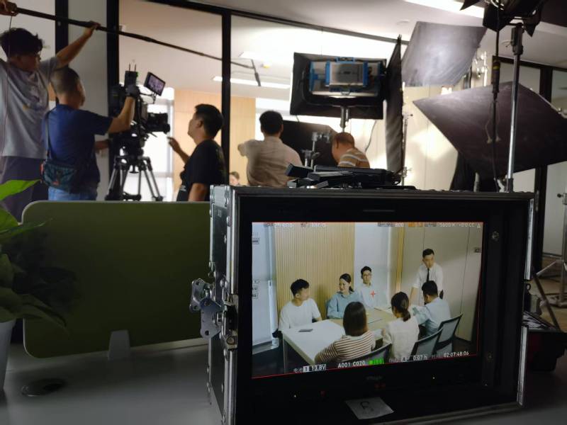 石峰区TVC拍摄公司：科技产品视觉化大师，诠释未来感与功能美学