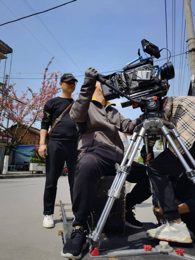 石峰区广告片拍摄：快消品牌爆款之选，网感内容适配社媒传播！